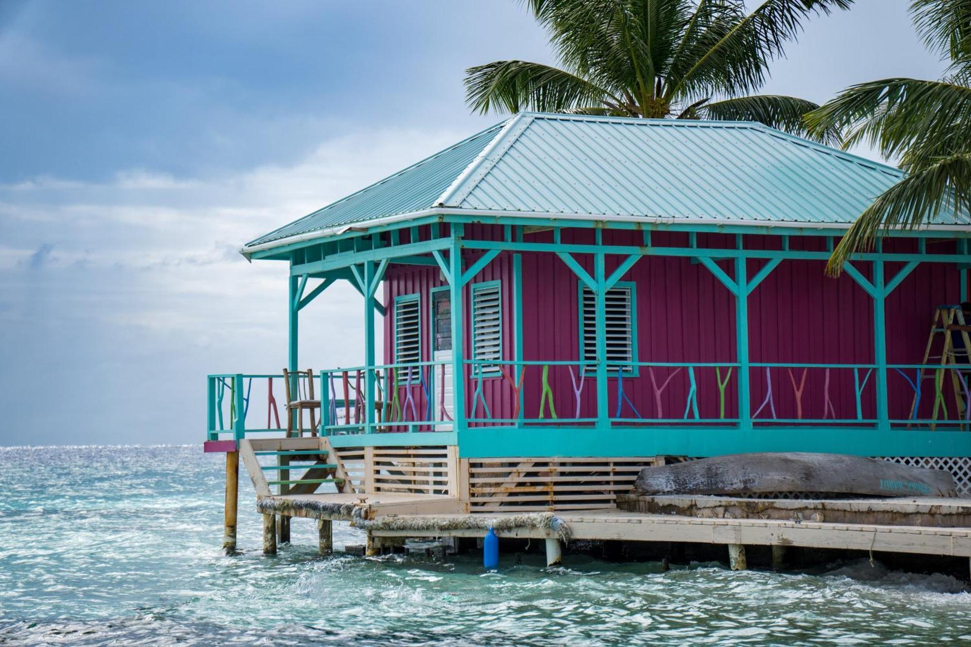 King Lewey'S Island Resort Placencia エクステリア 写真
