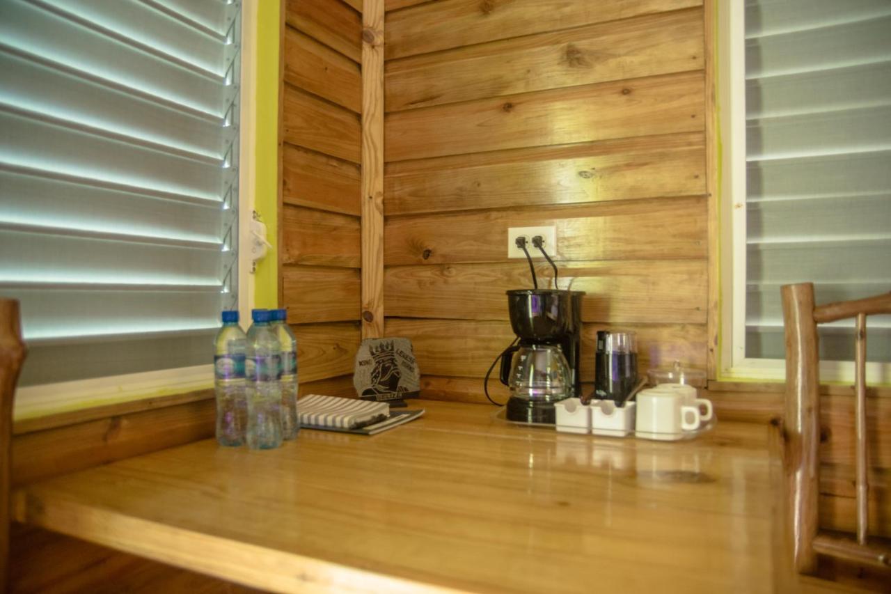 King Lewey'S Island Resort Placencia エクステリア 写真